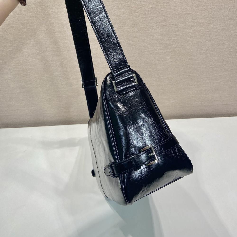 高仿Prada*2VH187小牛蠟皮男士郵差包黑色大號免檢版