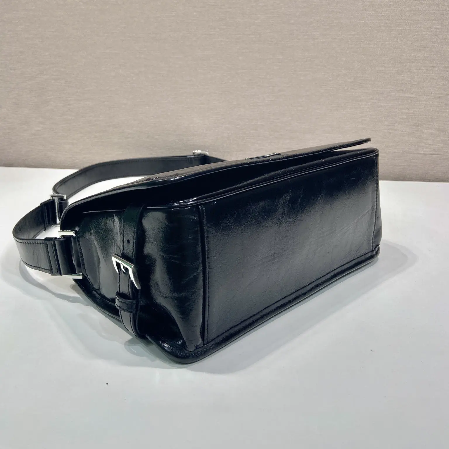 Prada 2VD073：小牛蠟皮表面光澤近拍