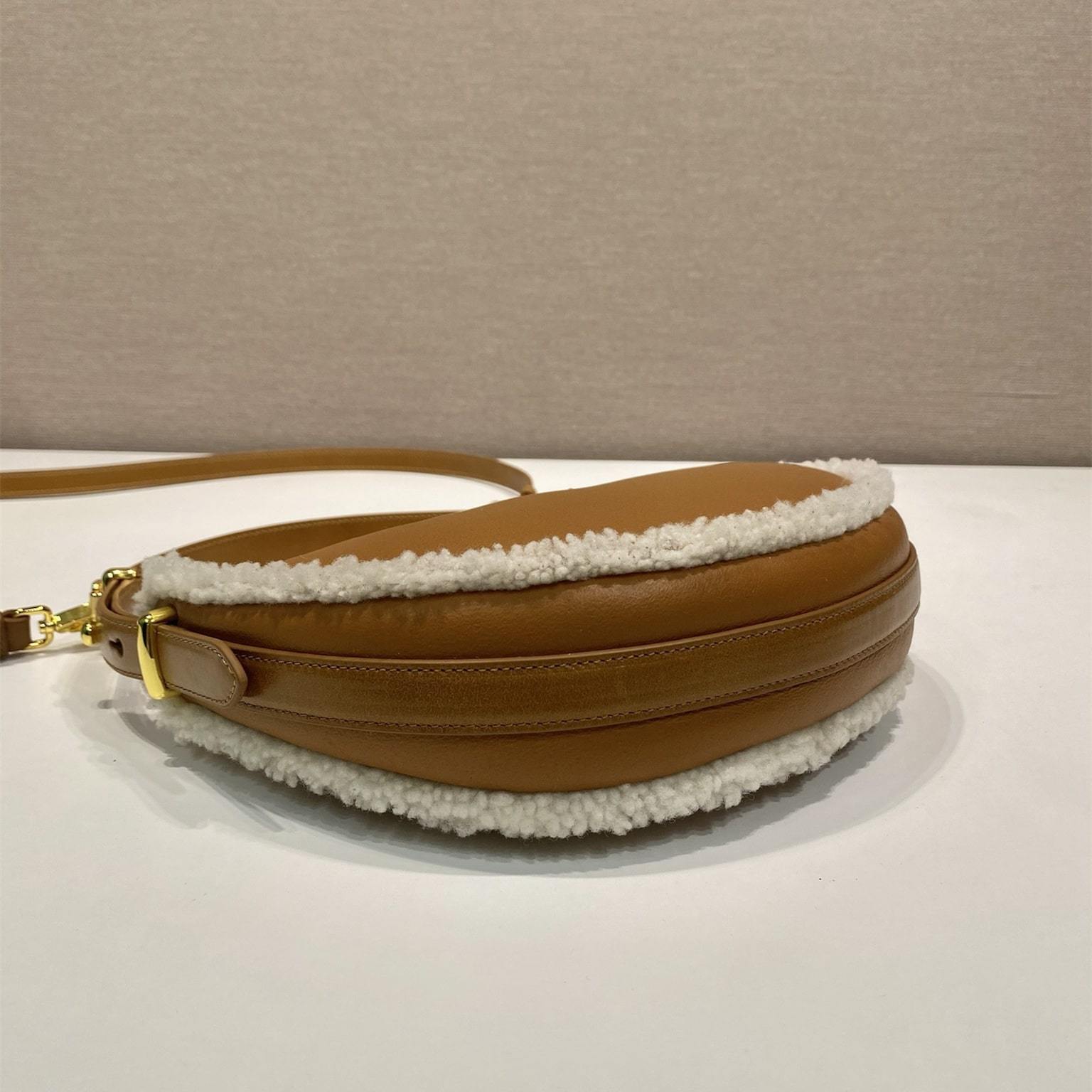 高仿Prada*Moon系列1BC194小羊皮半月包干邑色免檢版
