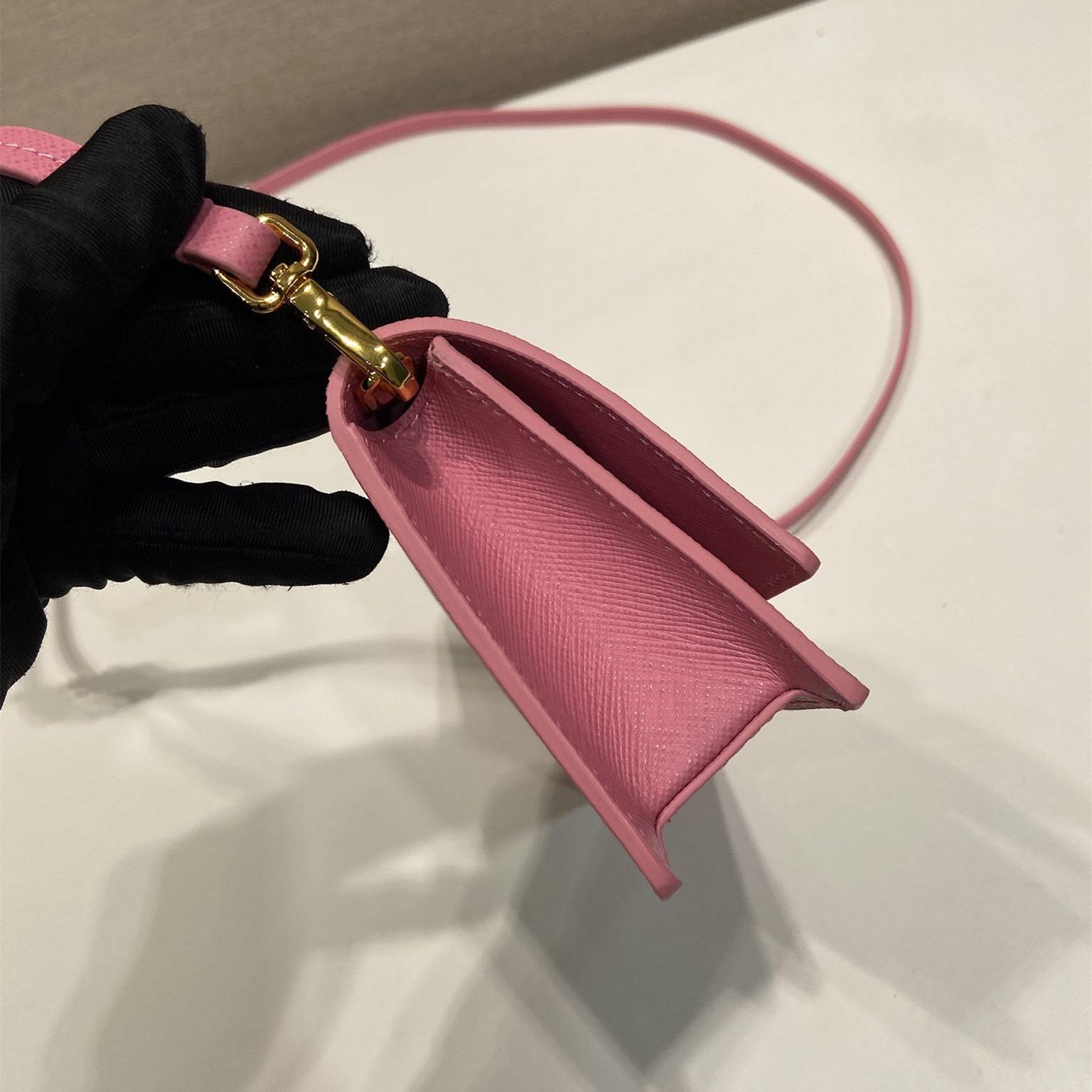 高仿Prada*Saffano系列1NF059小牛皮斜挎包粉色Mini免檢版