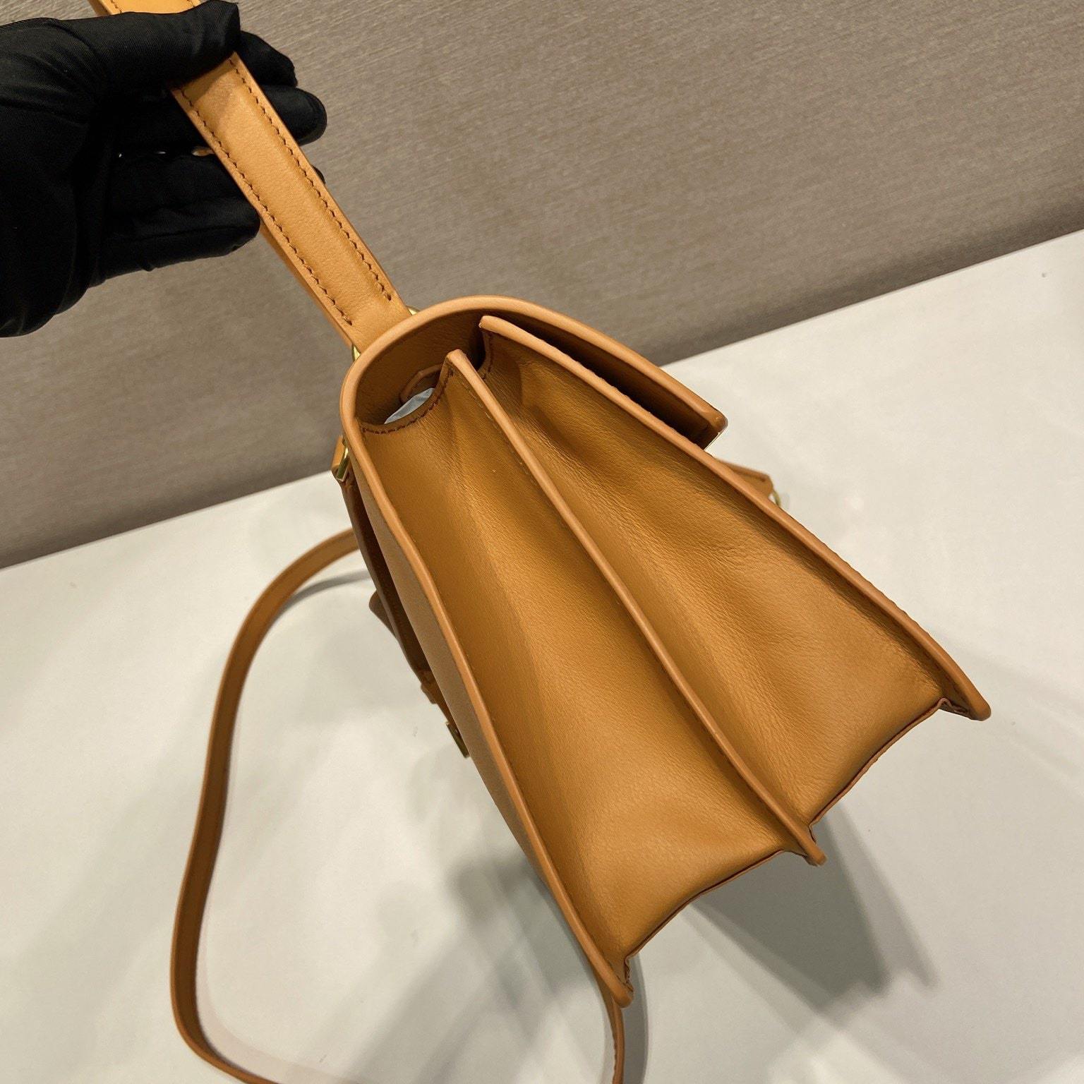 高仿Prada*SoftSound系列1BN023斜挎包琥珀色中號免檢版