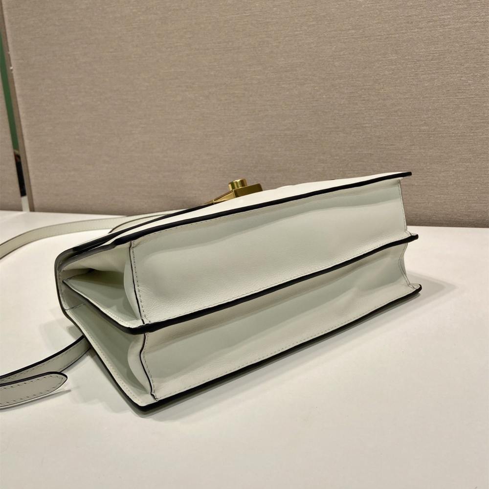 高仿Prada*SoftSound系列1BN023斜挎包白色中號免檢版