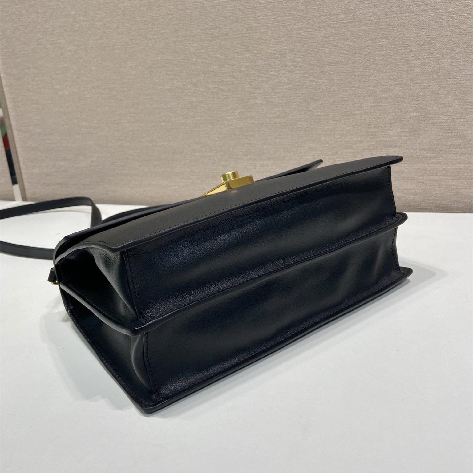 高仿Prada*SoftSound系列1BN023斜挎包黑色中號免檢版