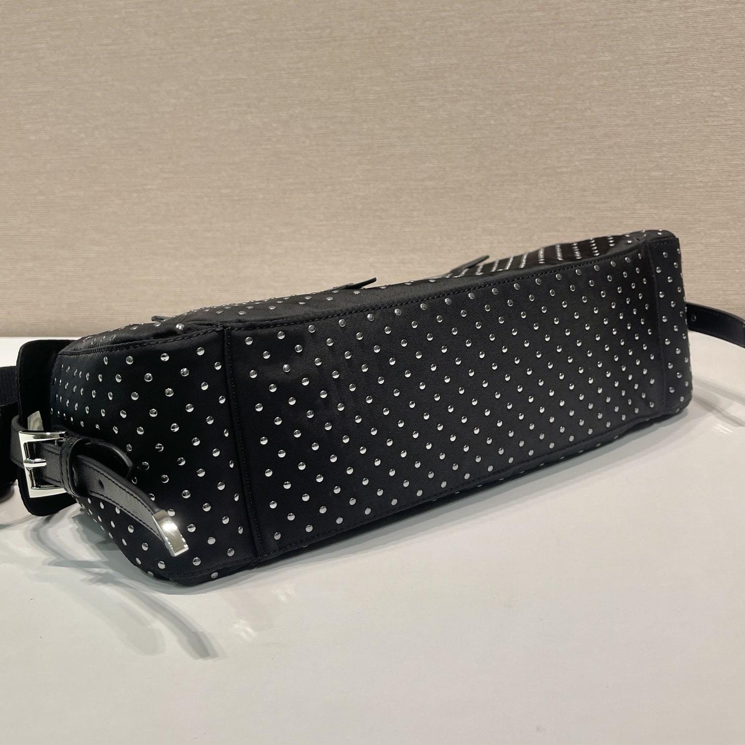 高仿Prada*RE-Nylon系列1BC236鉚釘斜挎包黑色免檢版