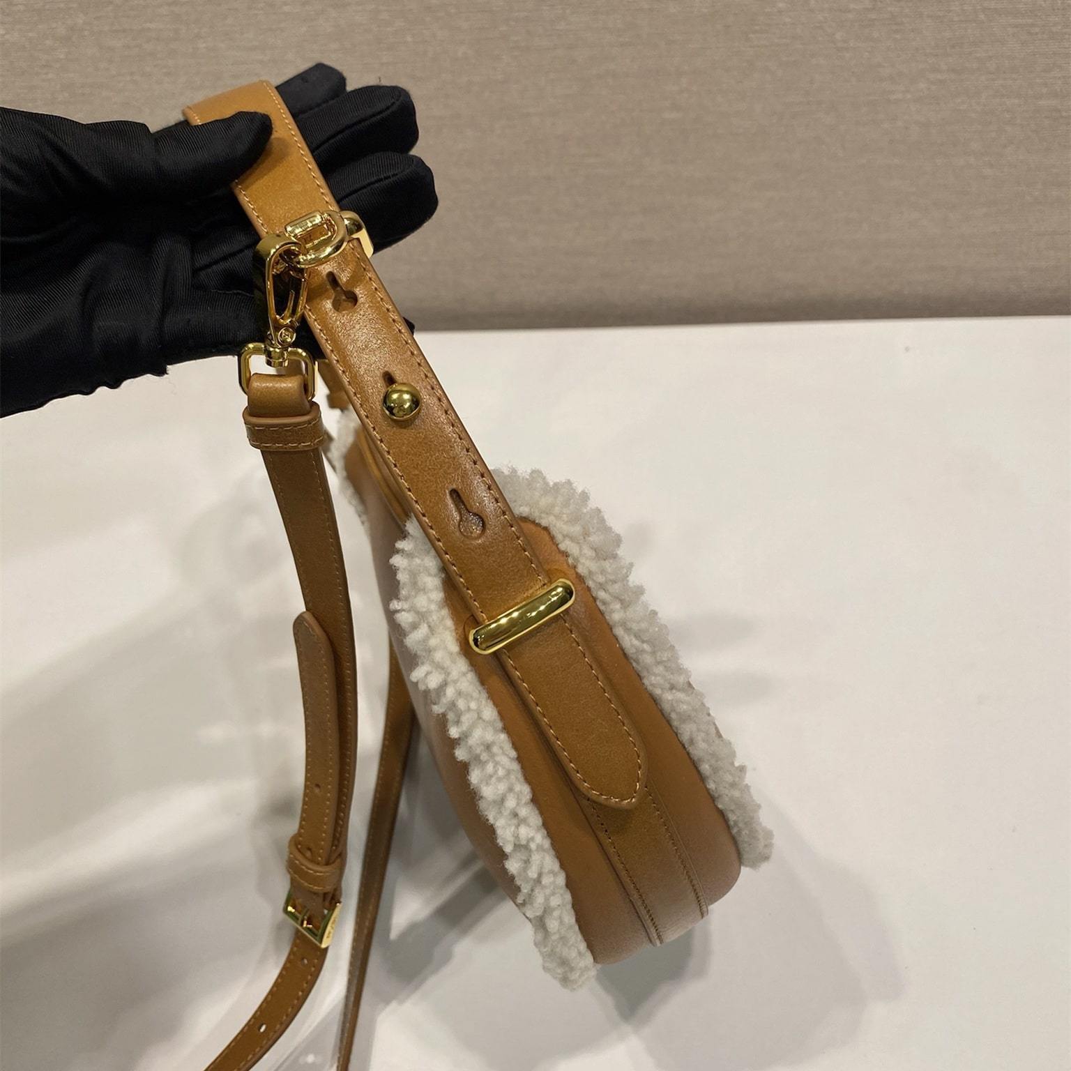 高仿Prada*Moon系列1BC194小羊皮半月包干邑色免檢版