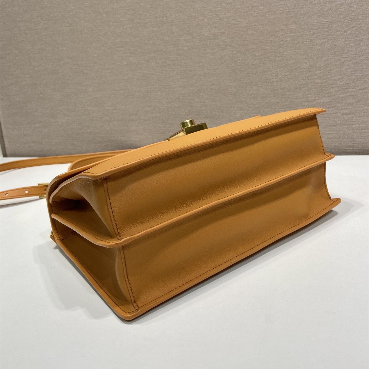 高仿Prada*SoftSound系列1BN023斜挎包琥珀色中號免檢版