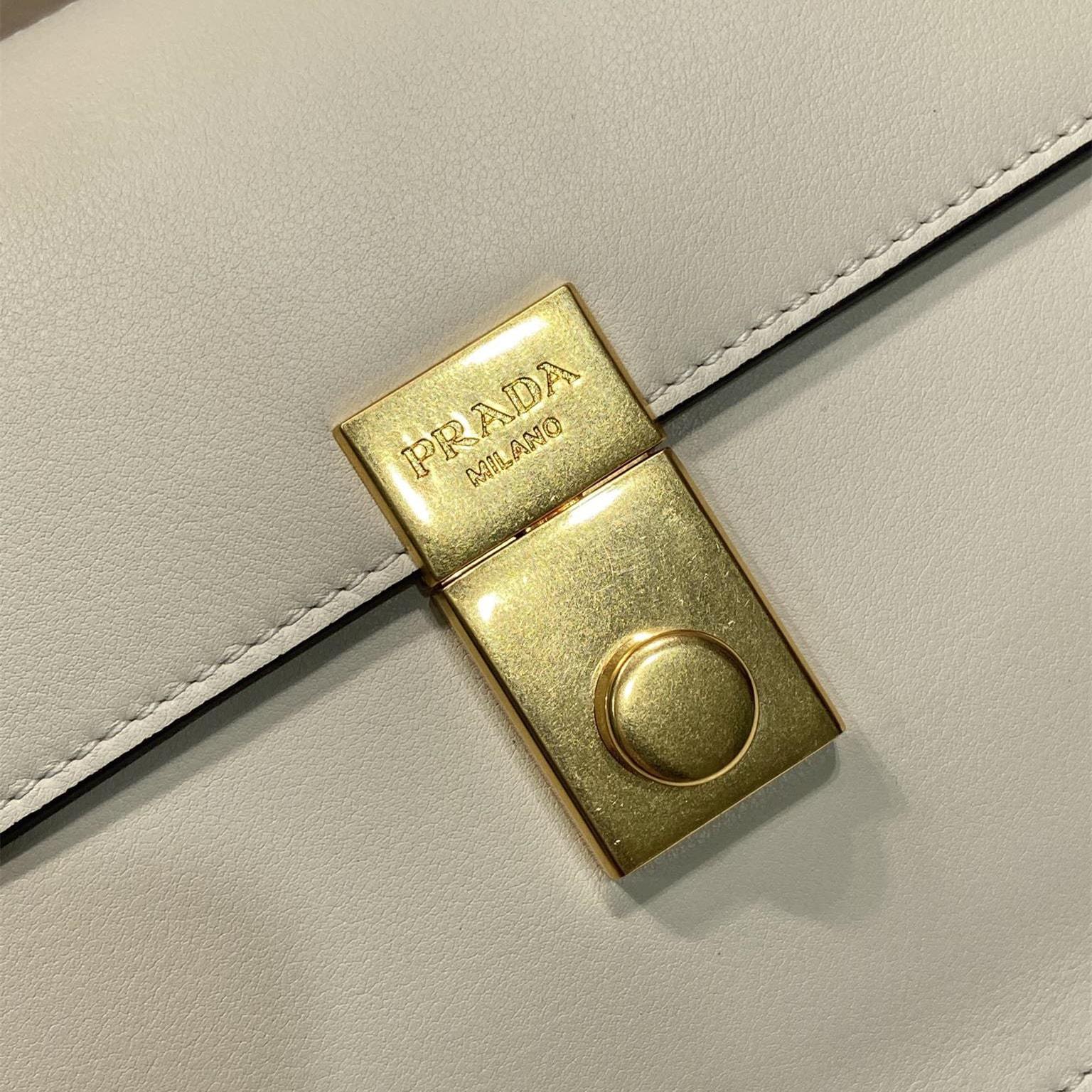 高仿Prada*SoftSound系列1BN023斜挎包白色中號免檢版