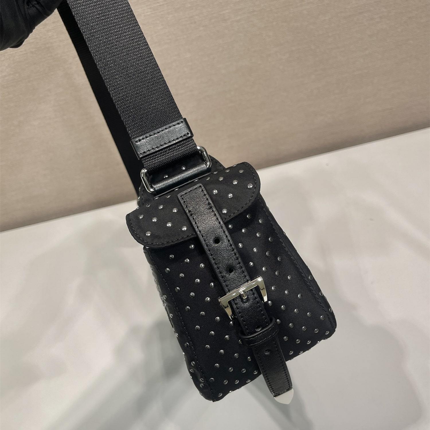 高仿Prada*RE-Nylon系列1BC236鉚釘斜挎包黑色免檢版