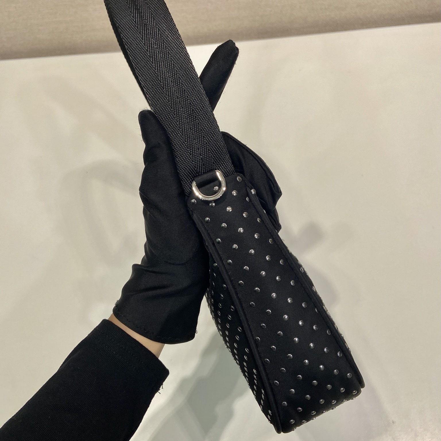 高仿Prada*RE-Nylon系列1BC515鉚釘單肩包黑色Mini免檢版