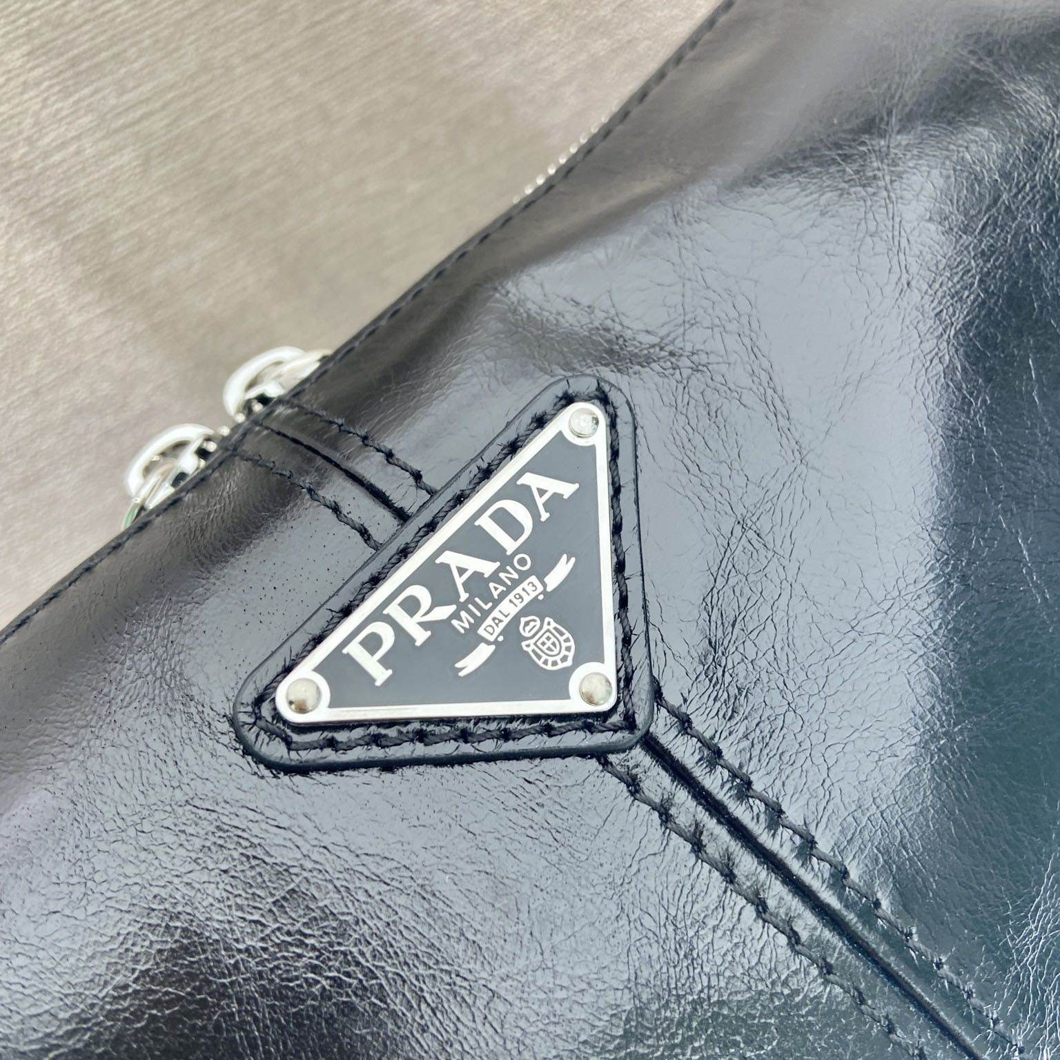 高仿Prada*2VH187小牛蠟皮男士郵差包黑色大號免檢版