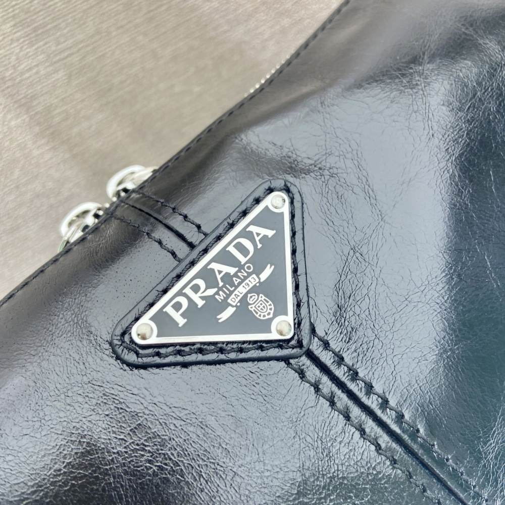 高仿Prada*2VH187小牛蠟皮男士郵差包黑色大號免檢版
