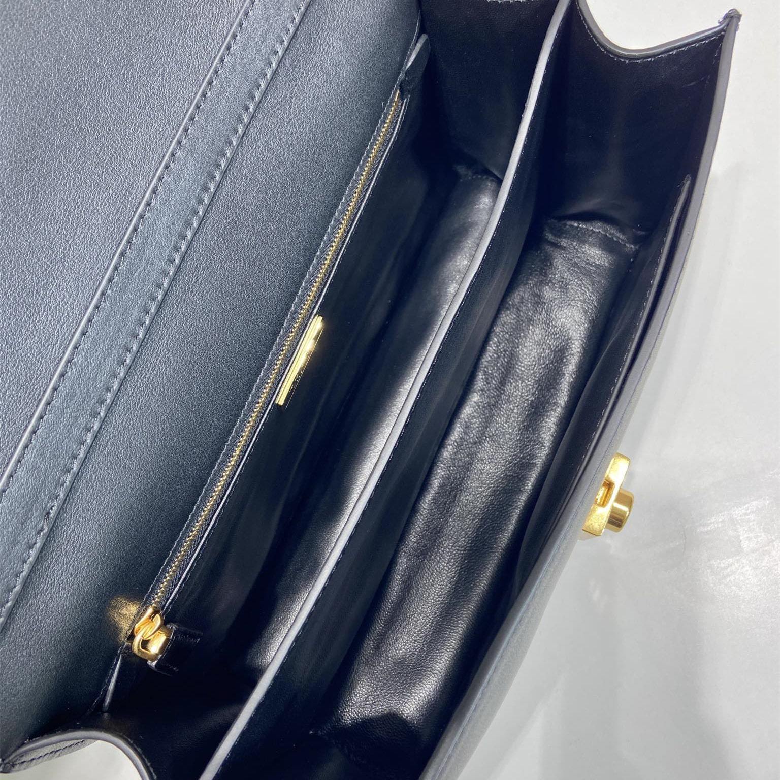 高仿Prada*SoftSound系列1BN023斜挎包黑色中號免檢版