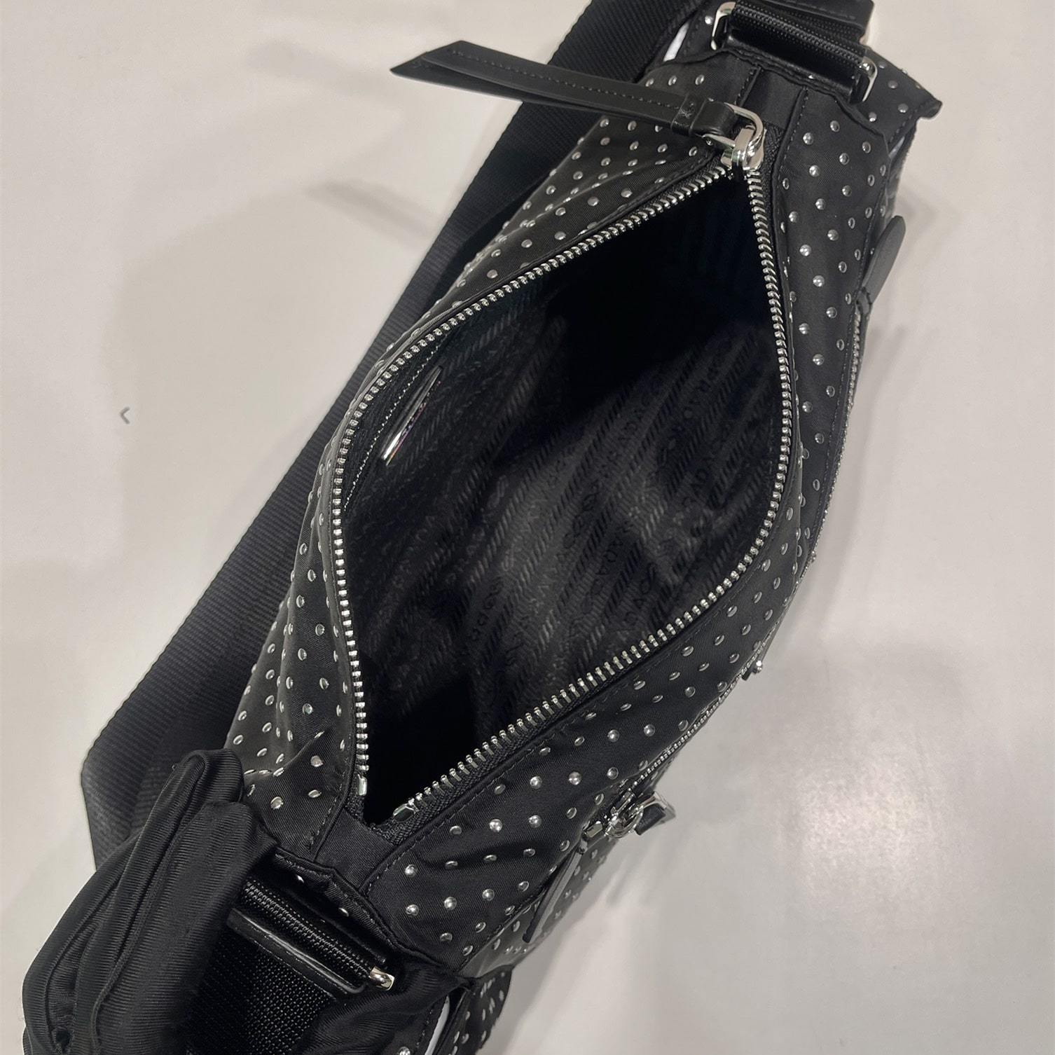 高仿Prada*RE-Nylon系列1BC236鉚釘斜挎包黑色免檢版
