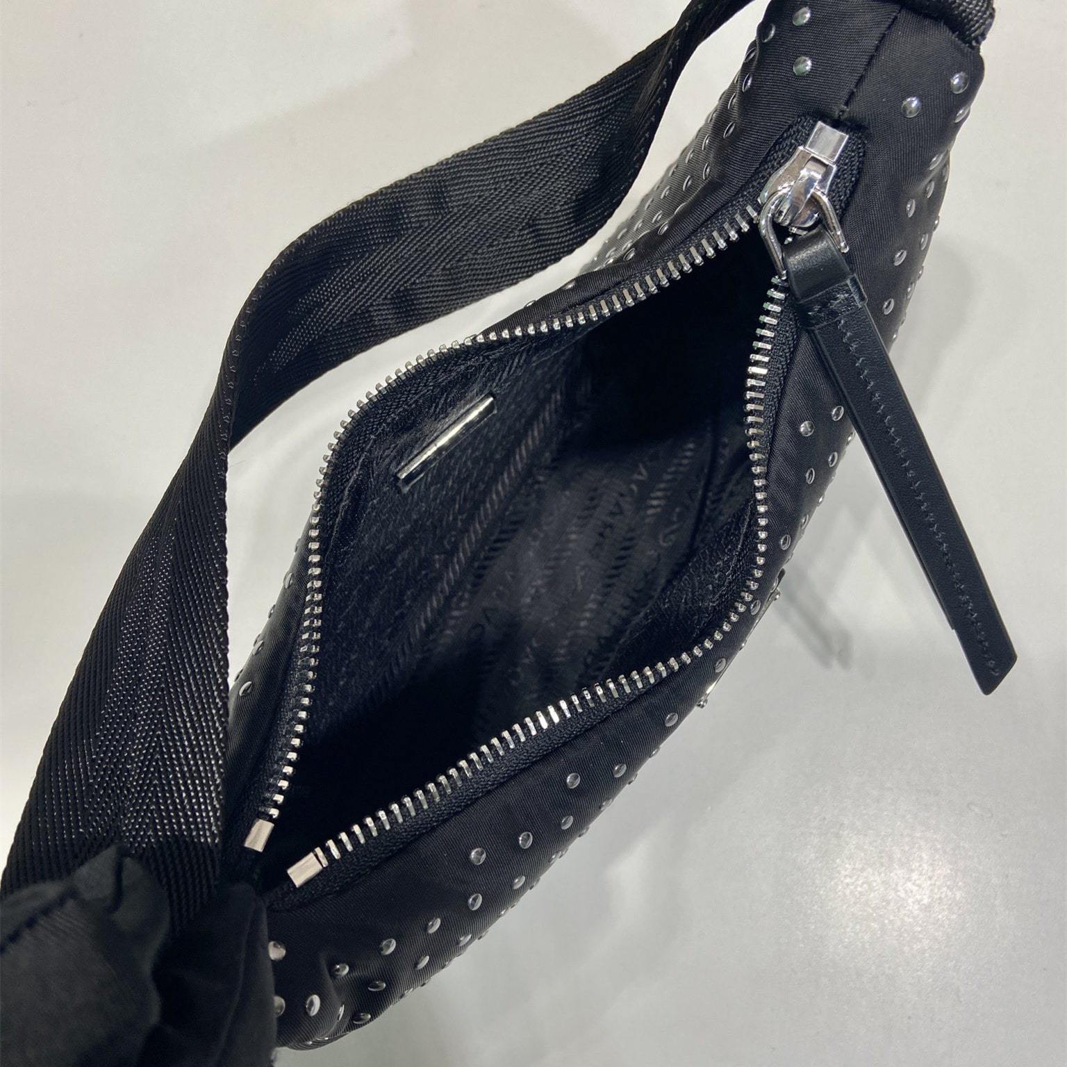 高仿Prada*RE-Nylon系列1BC515鉚釘單肩包黑色Mini免檢版