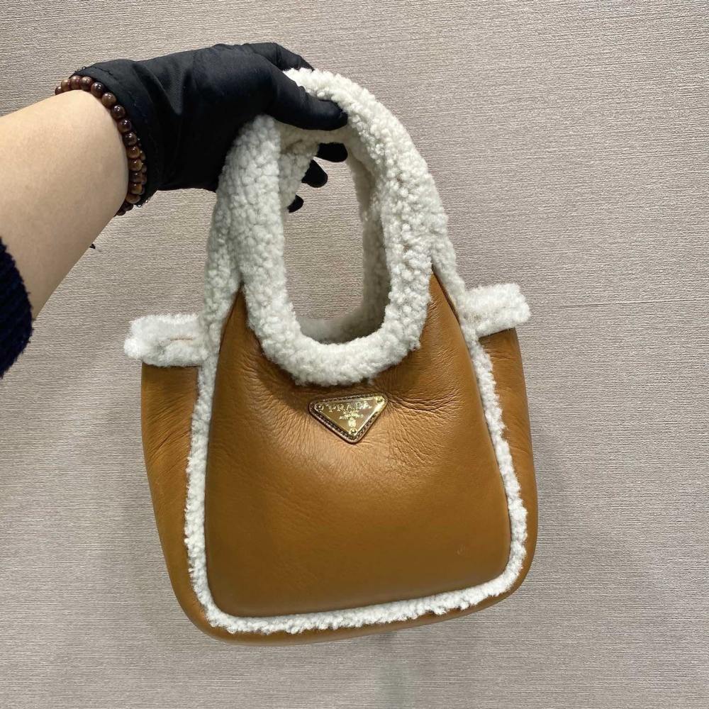 高仿Prada*Tote系列1BA349小羊皮羊毛半月包干邑色免檢版