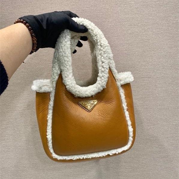 高仿Prada*Tote系列1BA349小羊皮羊毛半月包干邑色免檢版