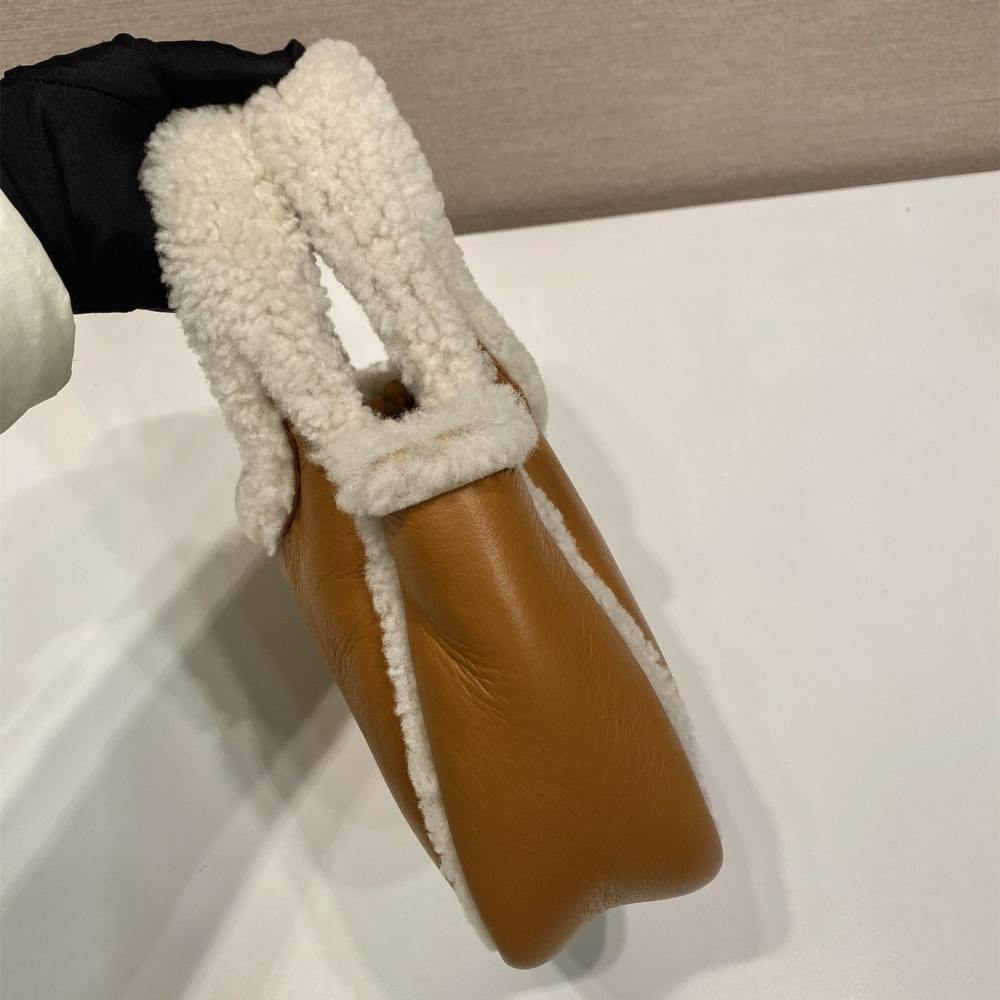 高仿Prada*Tote系列1BA349小羊皮羊毛半月包干邑色免檢版