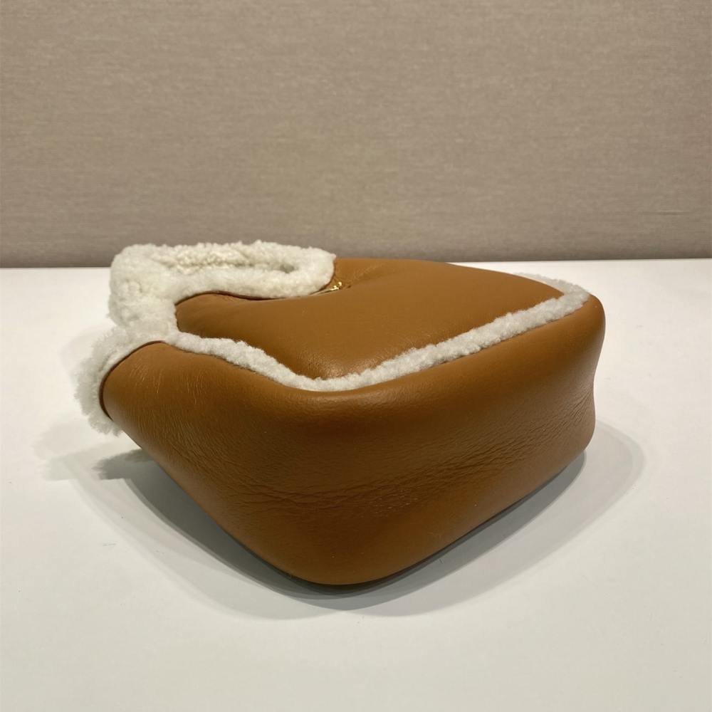 高仿Prada*Tote系列1BA349小羊皮羊毛半月包干邑色免檢版