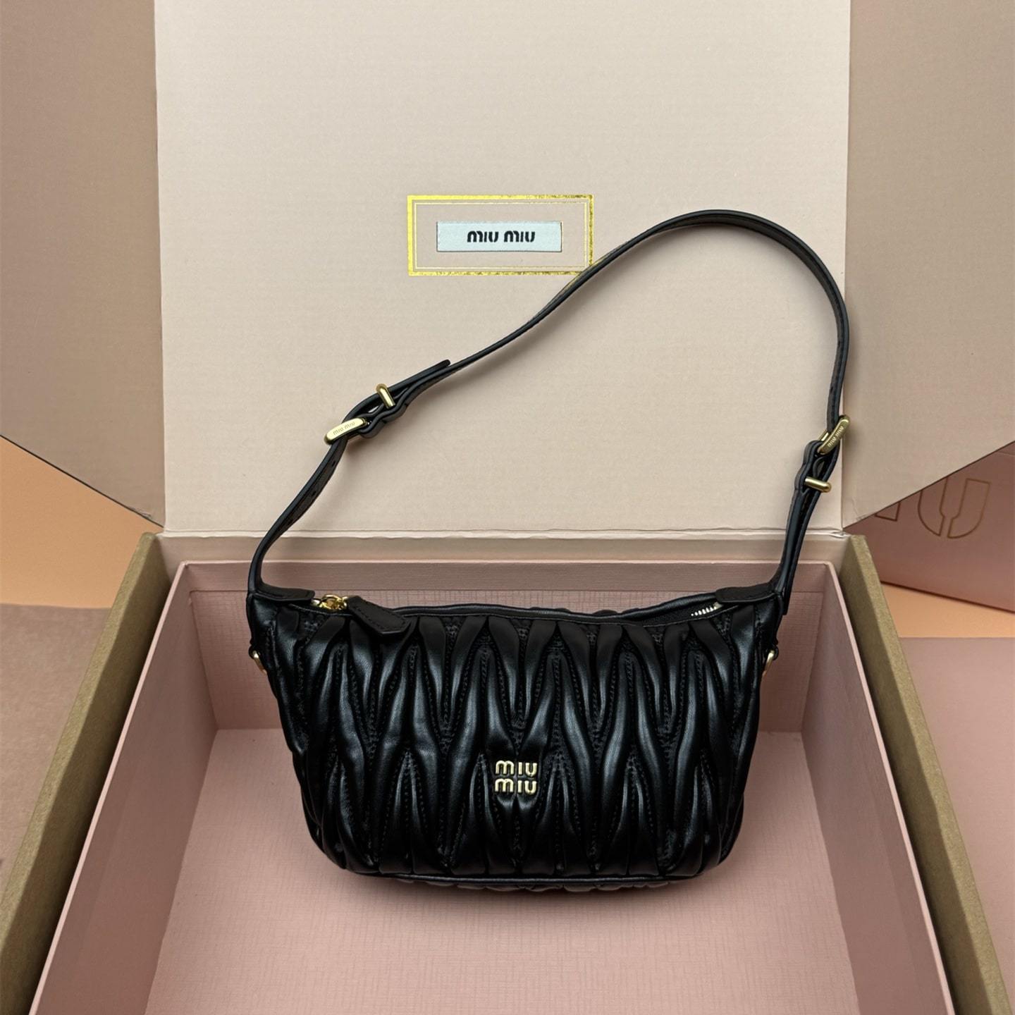 高仿miumiu*5BP100小牛皮元寶手袋黑色免檢版