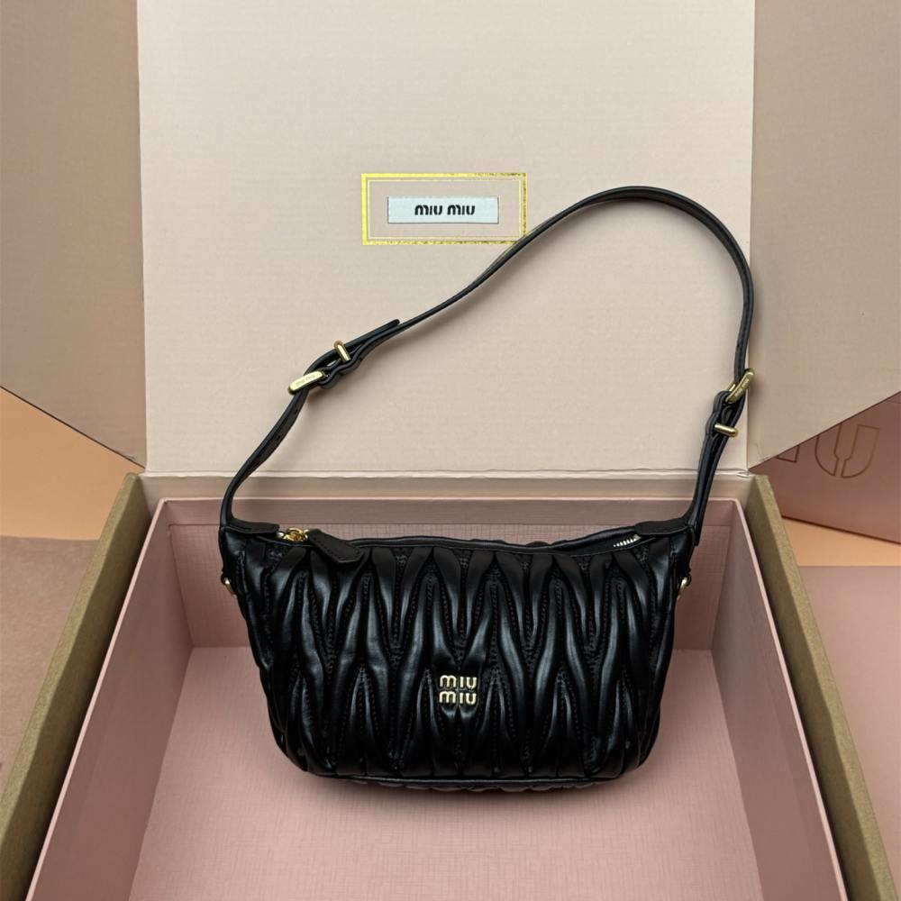 高仿miumiu*5BP100小牛皮元寶手袋黑色免檢版