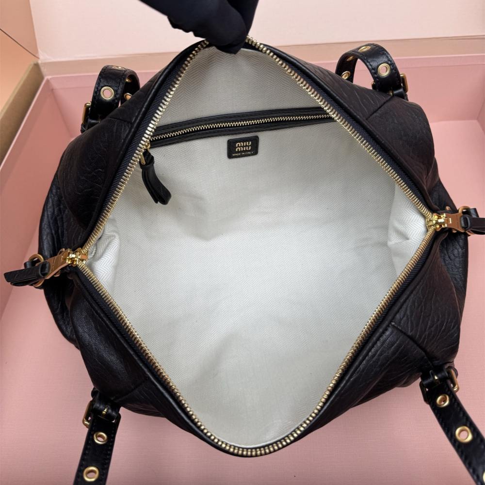 高仿miumiu*5BC190小羊皮壓花單肩包黑色免檢版