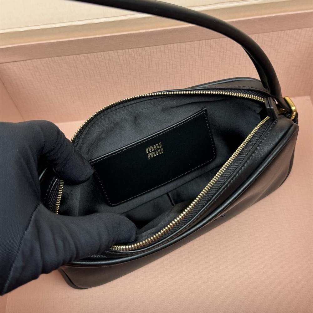 高仿miumiu*5NE024壓花LOGO腋下包小牛皮黑色免檢版