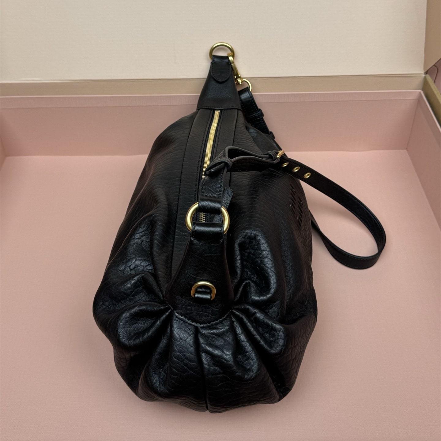 高仿miumiu*5BC191小羊皮單肩包黑色免檢版