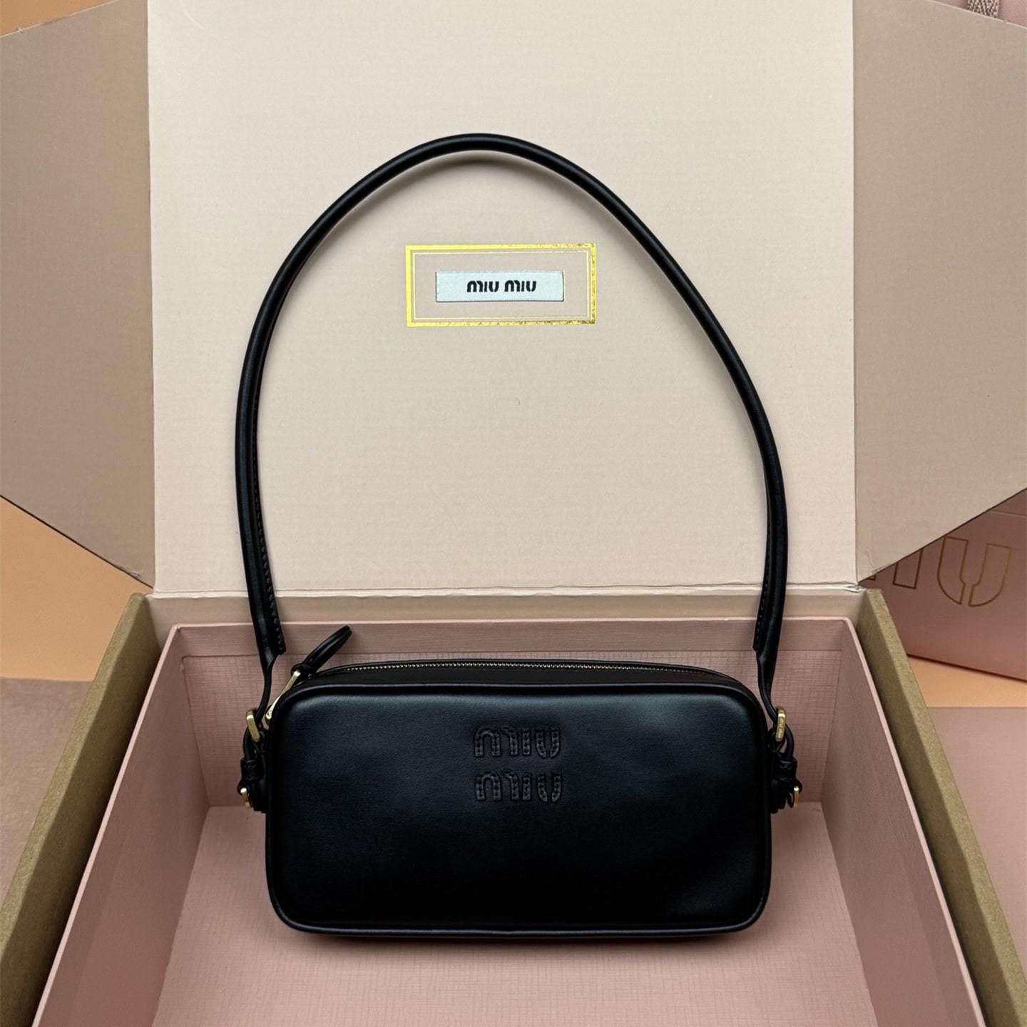 高仿miumiu*5NE024壓花LOGO腋下包小牛皮黑色免檢版