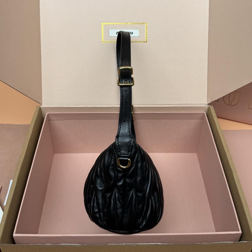 高仿miumiu*5BP100小牛皮元寶手袋黑色免檢版