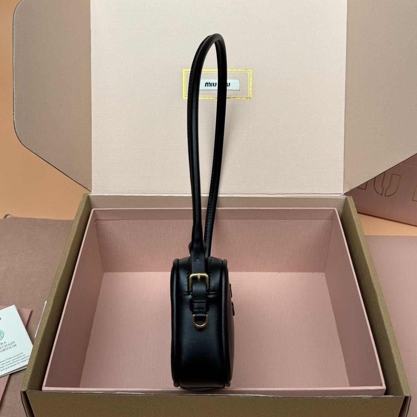 高仿miumiu*5NE024壓花LOGO腋下包小牛皮黑色免檢版