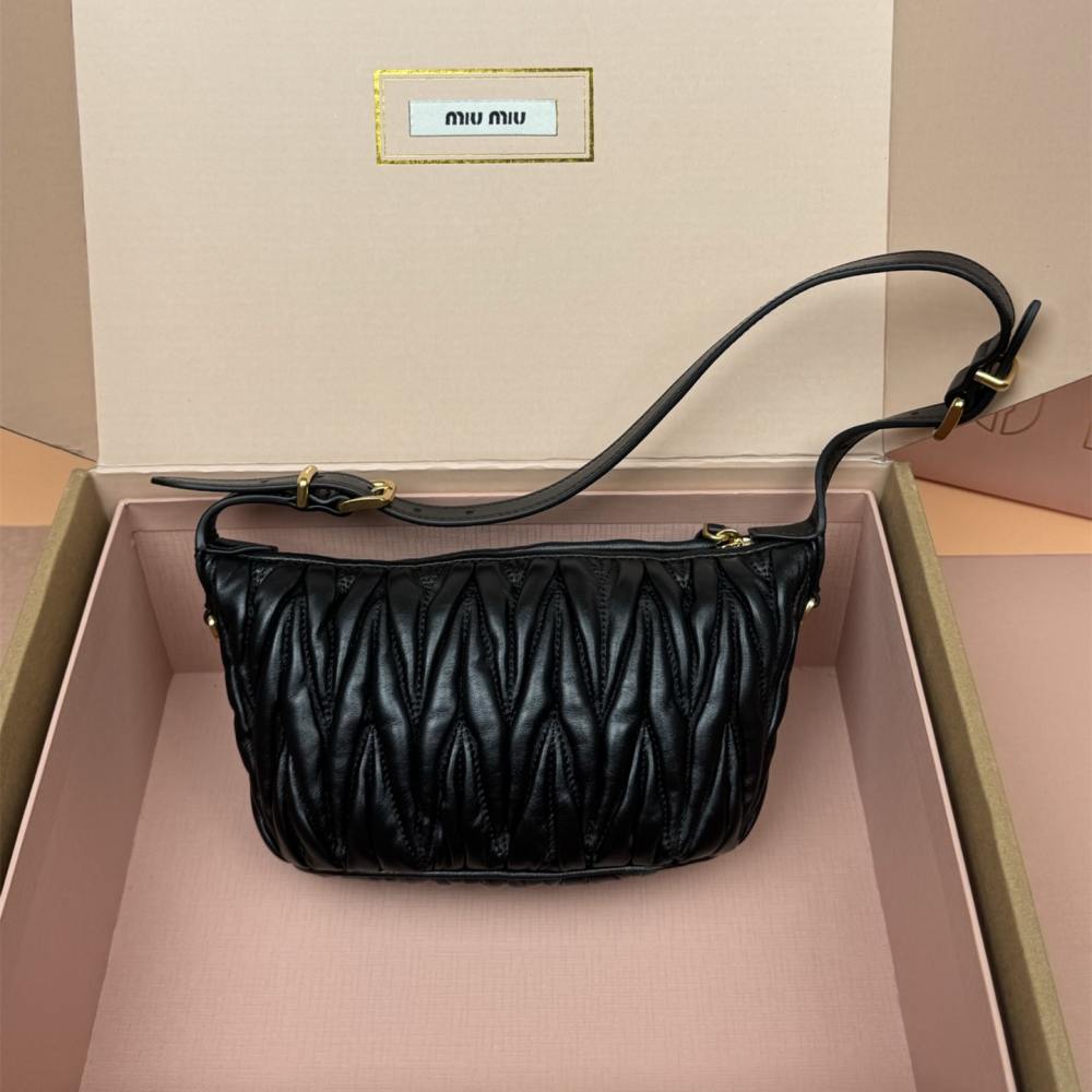 高仿miumiu*5BP100小牛皮元寶手袋黑色免檢版