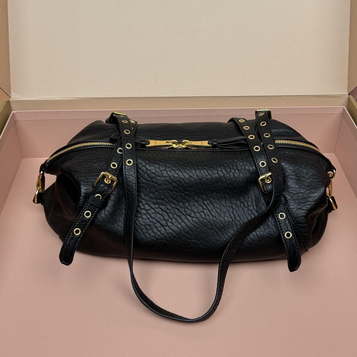 高仿miumiu*5BC190小羊皮壓花單肩包黑色免檢版