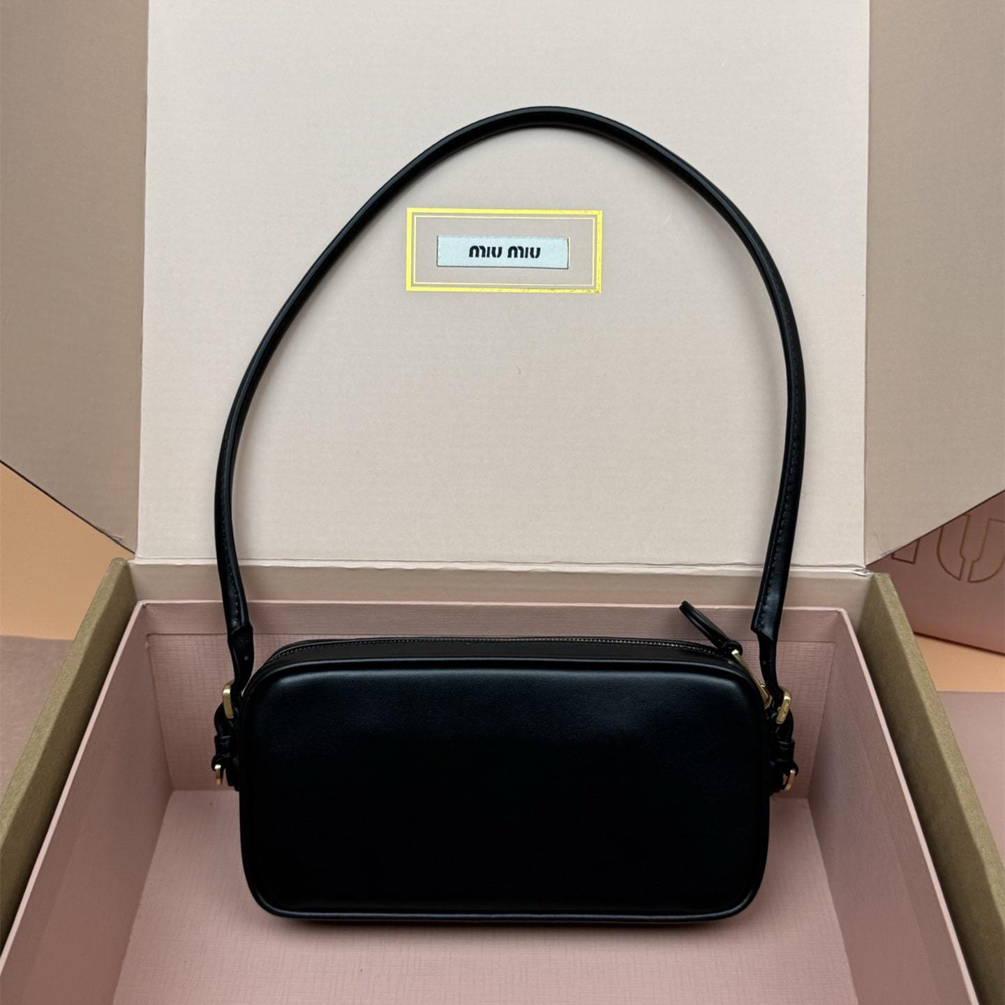 高仿miumiu*5NE024壓花LOGO腋下包小牛皮黑色免檢版