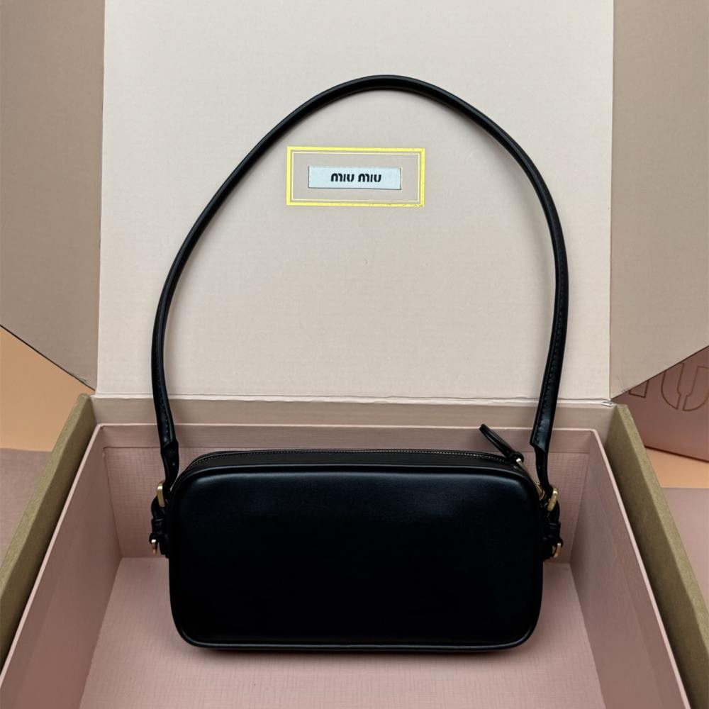 高仿miumiu*5NE024壓花LOGO腋下包小牛皮黑色免檢版