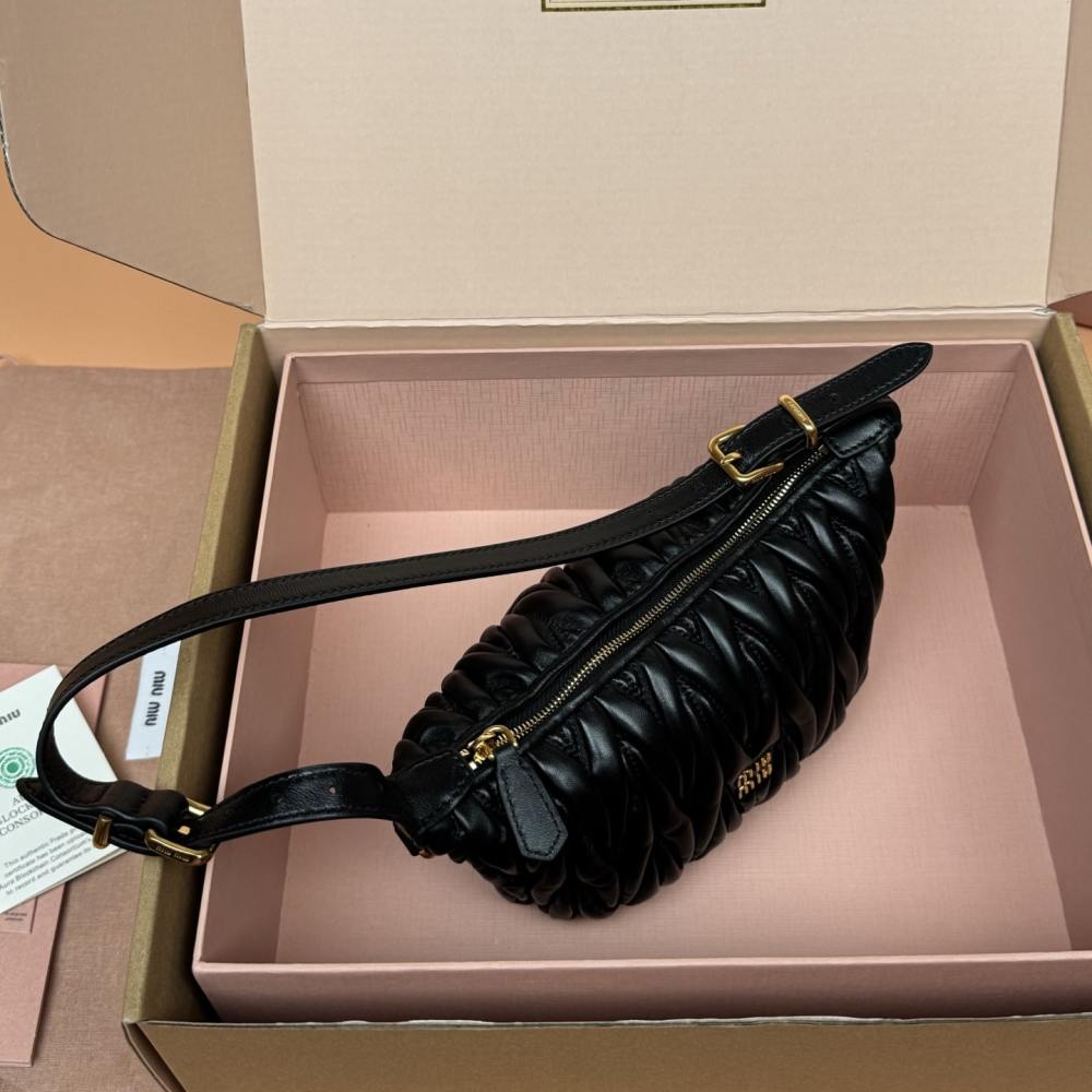 高仿miumiu*5BP100小牛皮元寶手袋黑色免檢版