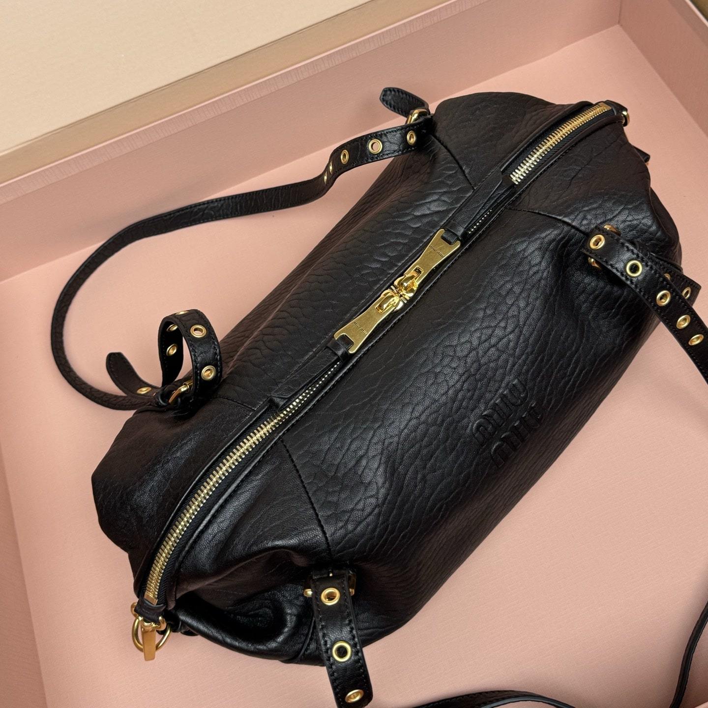 高仿miumiu*5BC190小羊皮壓花單肩包黑色免檢版