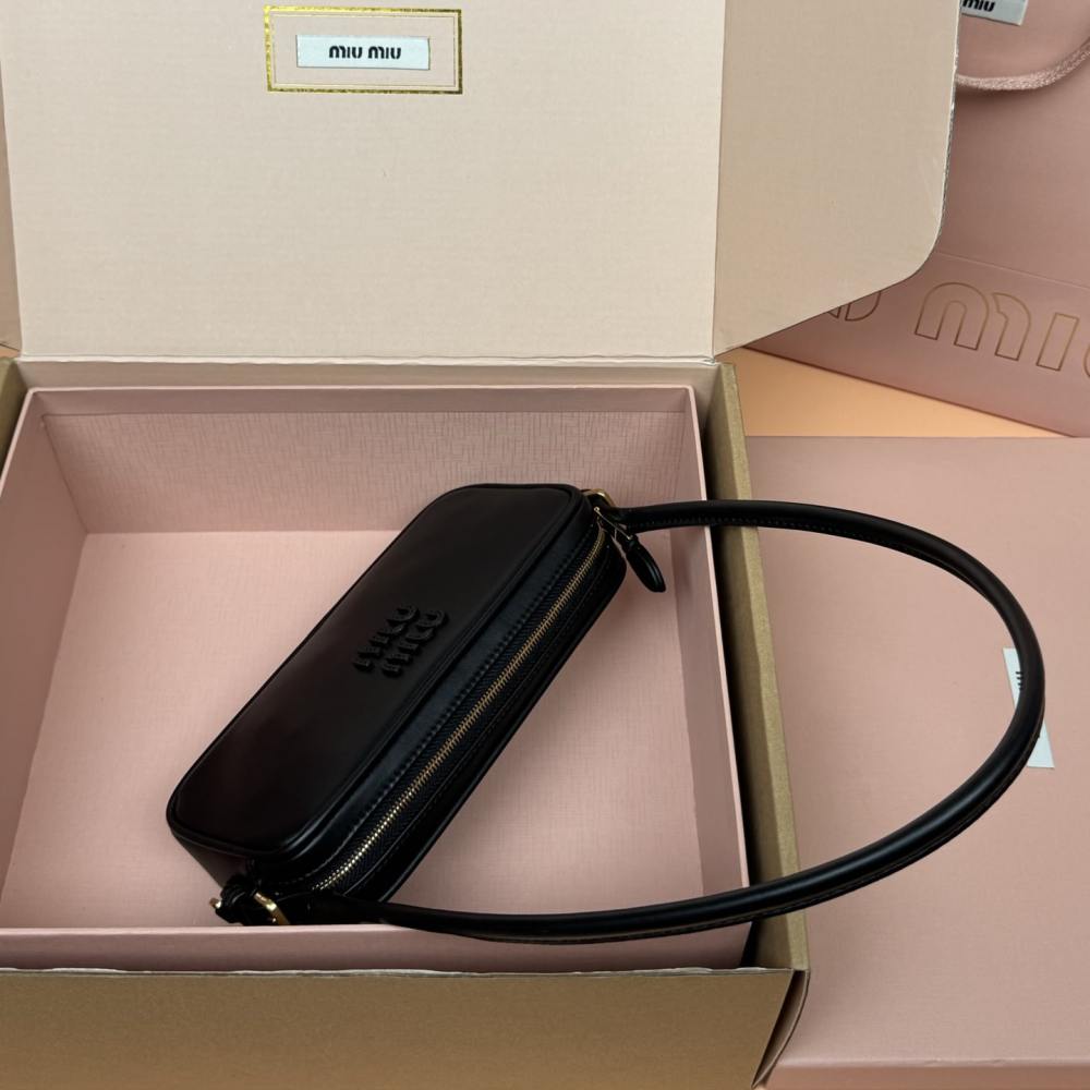 高仿miumiu*5NE024壓花LOGO腋下包小牛皮黑色免檢版