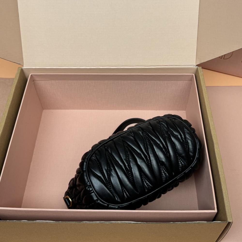 高仿miumiu*5BP100小牛皮元寶手袋黑色免檢版