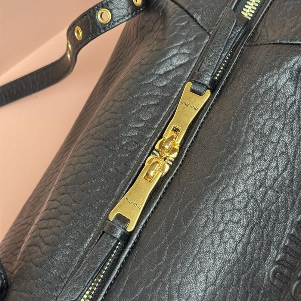 高仿miumiu*5BC190小羊皮壓花單肩包黑色免檢版