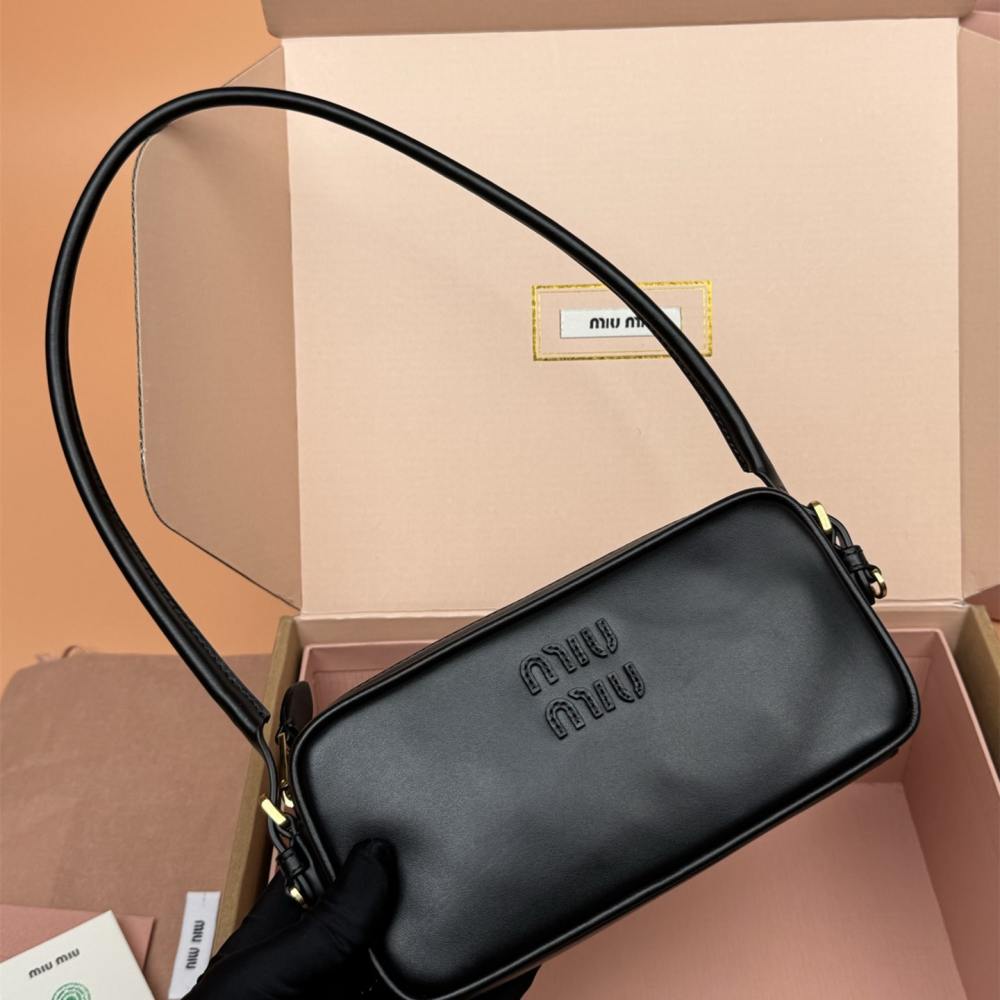 高仿miumiu*5NE024壓花LOGO腋下包小牛皮黑色免檢版