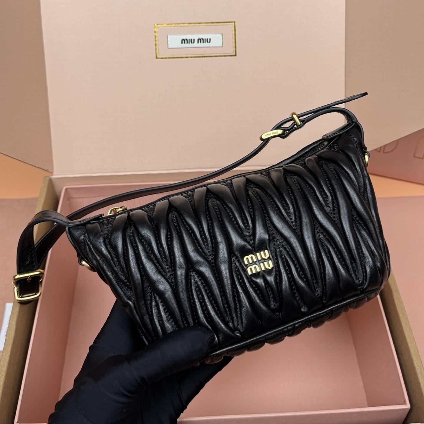 高仿miumiu*5BP100小牛皮元寶手袋黑色免檢版