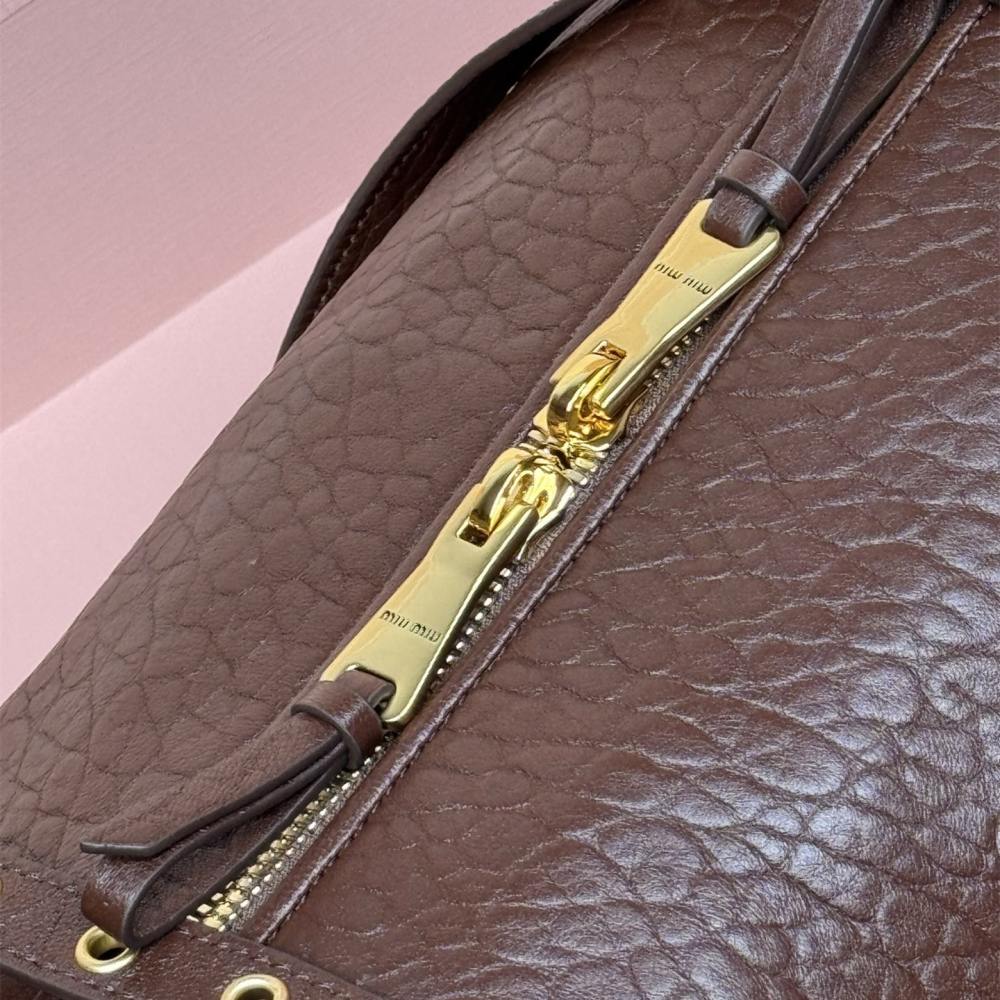 高仿miumiu*5BC190小羊皮壓花單肩包棕色免檢版