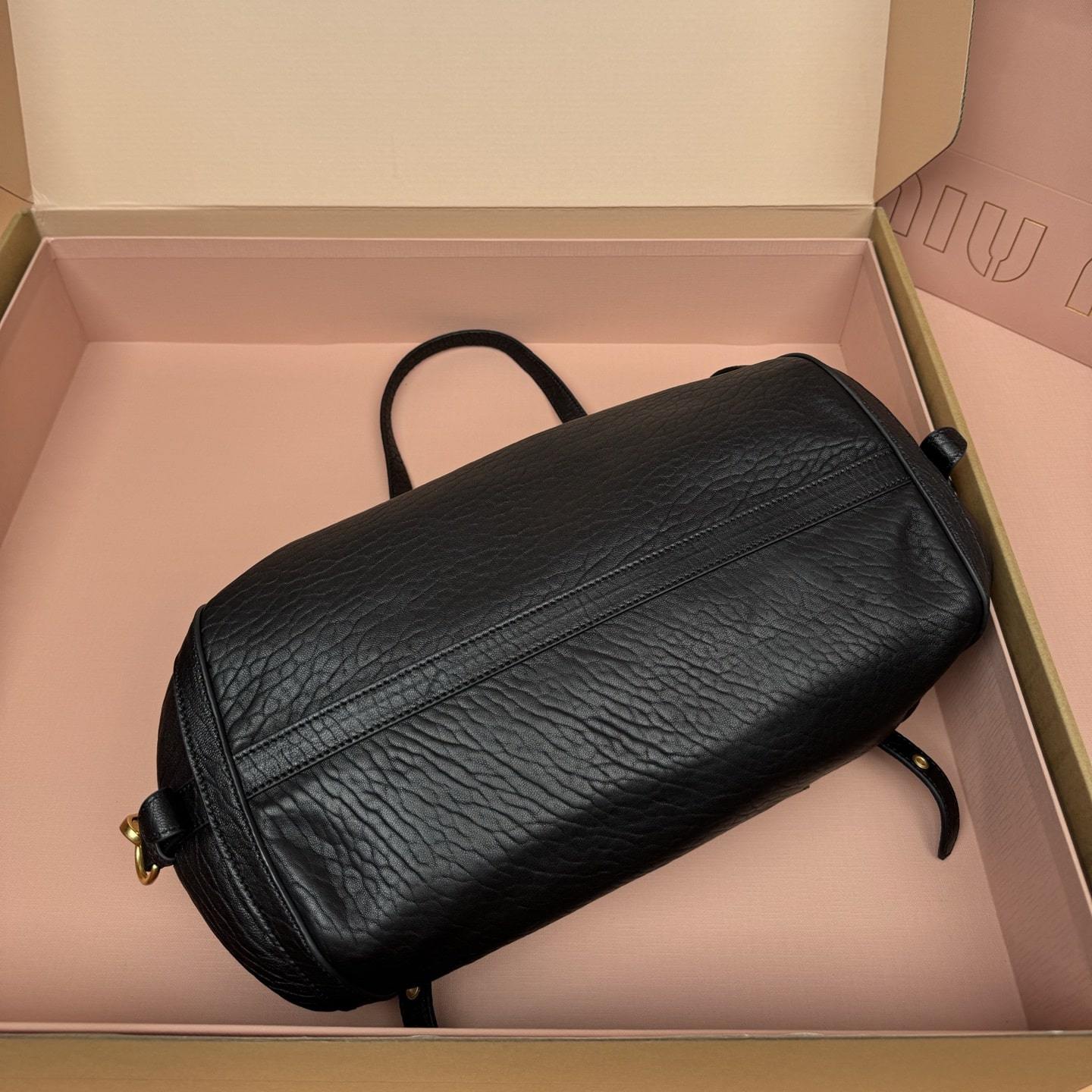 高仿miumiu*5BC190小羊皮壓花單肩包黑色免檢版