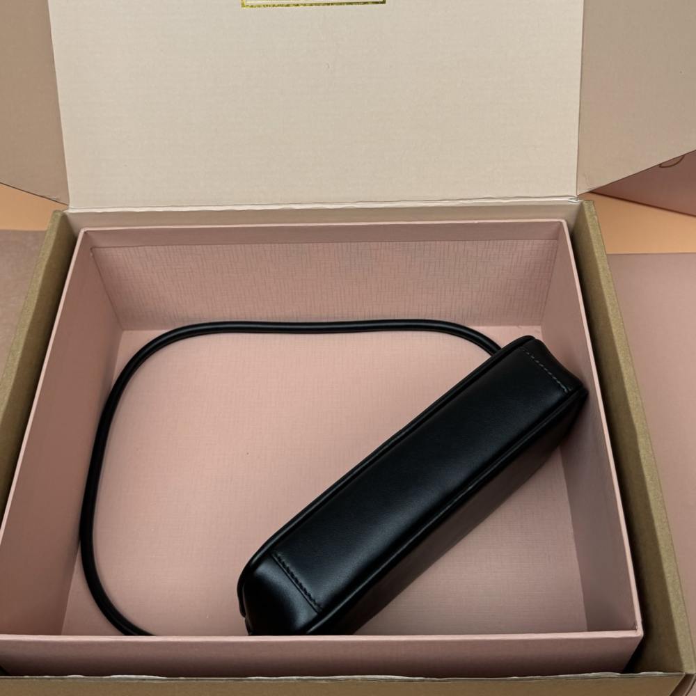 高仿miumiu*5NE024壓花LOGO腋下包小牛皮黑色免檢版