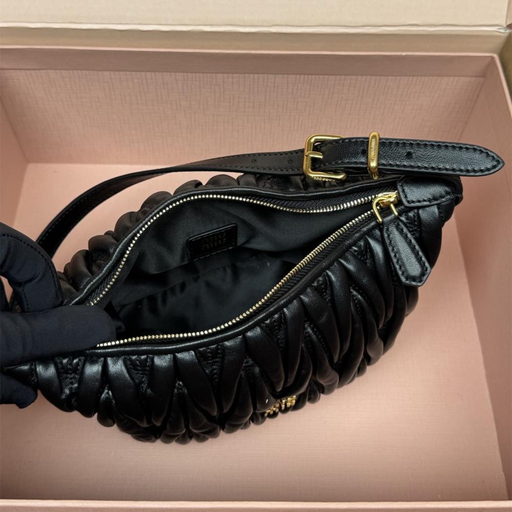 高仿miumiu*5BP100小牛皮元寶手袋黑色免檢版