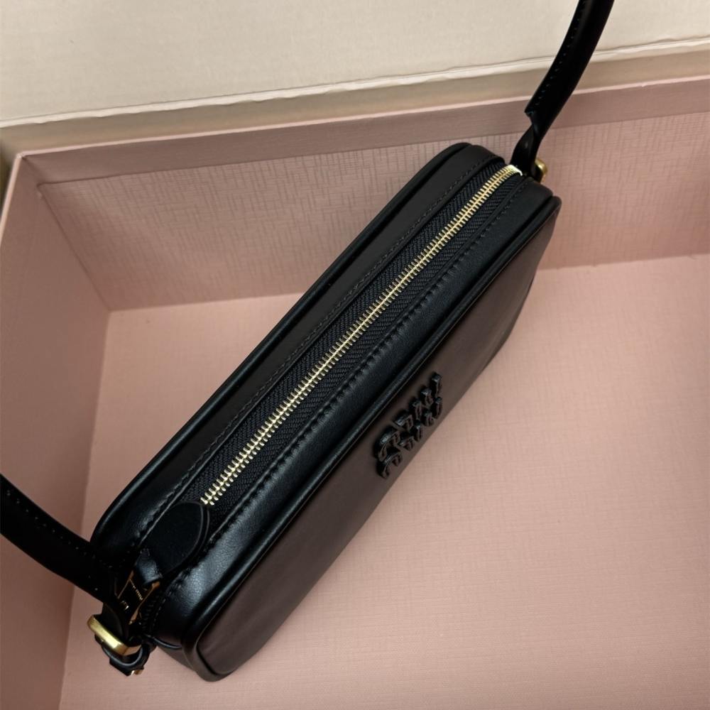 高仿miumiu*5NE024壓花LOGO腋下包小牛皮黑色免檢版