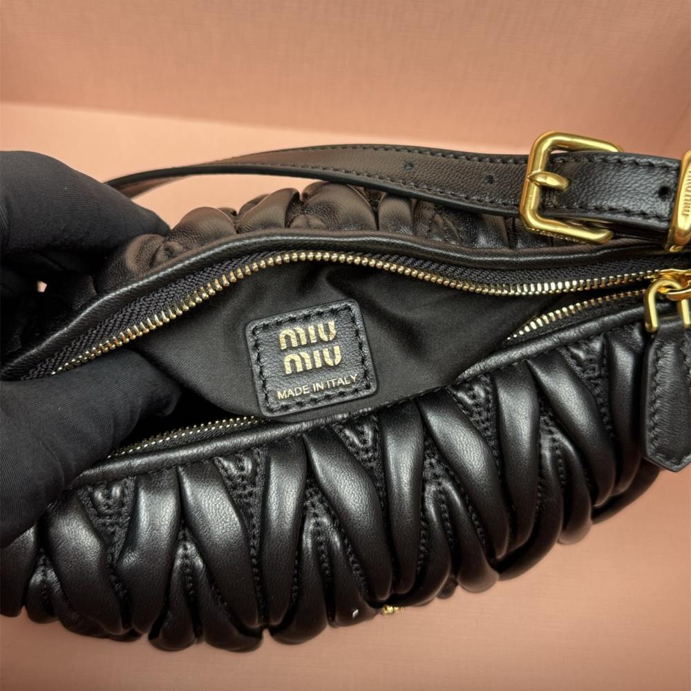 高仿miumiu*5BP100小牛皮元寶手袋黑色免檢版
