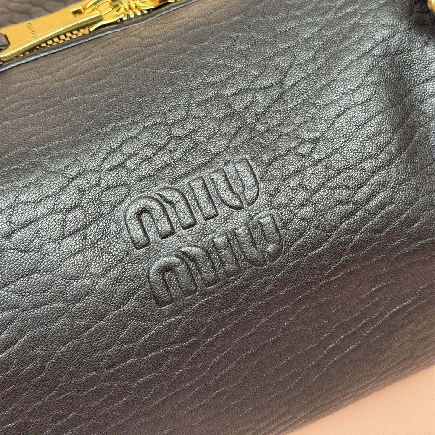 高仿miumiu*5BC190小羊皮壓花單肩包黑色免檢版