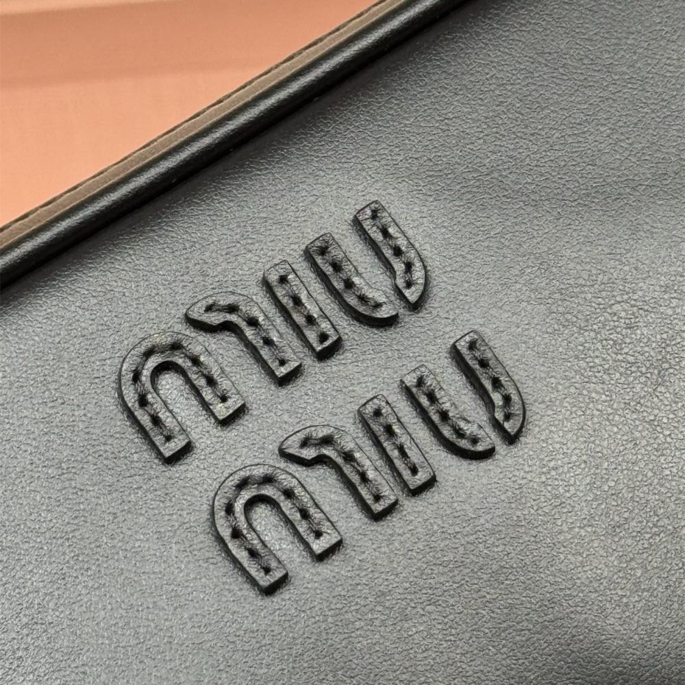 高仿miumiu*5NE024壓花LOGO腋下包小牛皮黑色免檢版