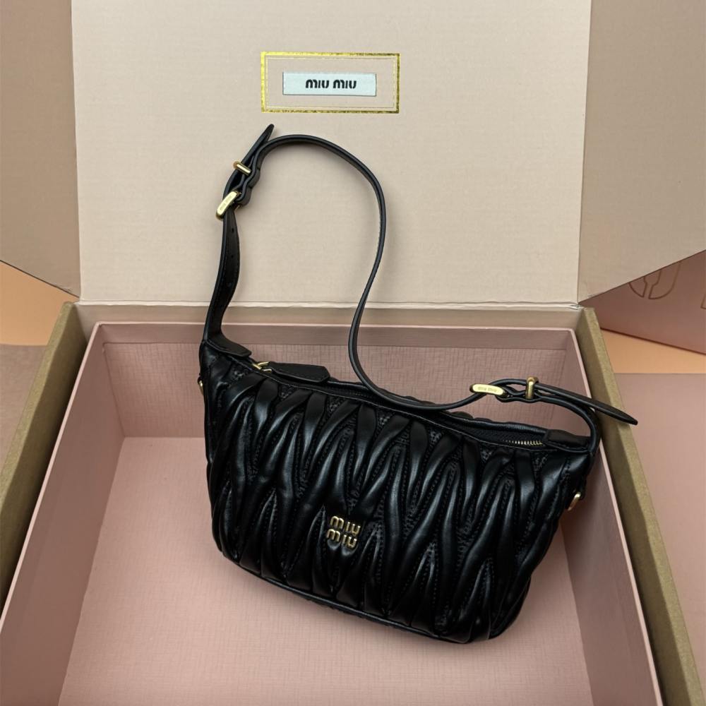 高仿miumiu*5BP100小牛皮元寶手袋黑色免檢版